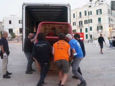 Si parte con le operazioni di scarico delle varie parti della mongolfiera da tre furgoni diversi